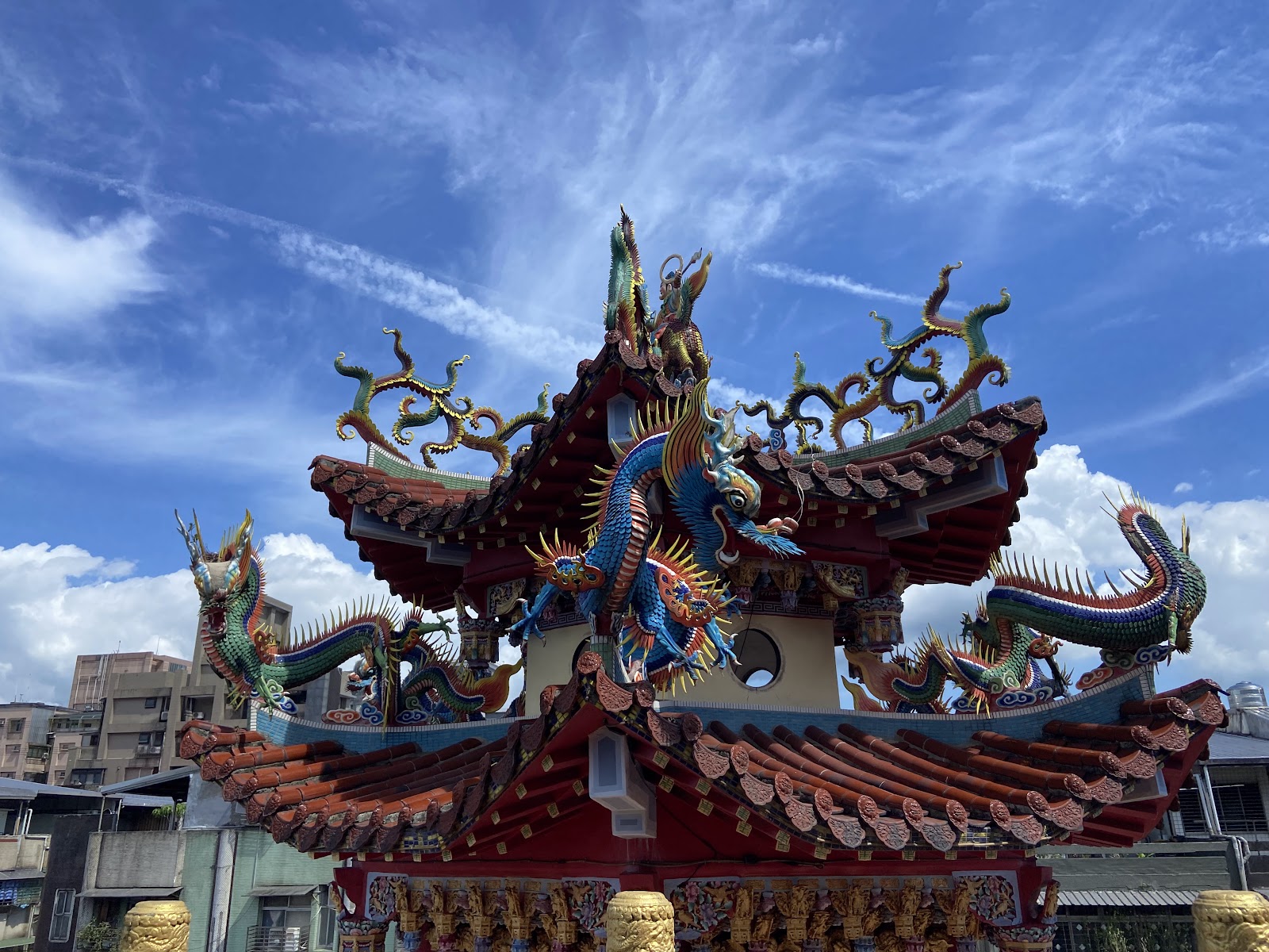 基隆百福宮屋頂龍形剪黏裝飾特寫