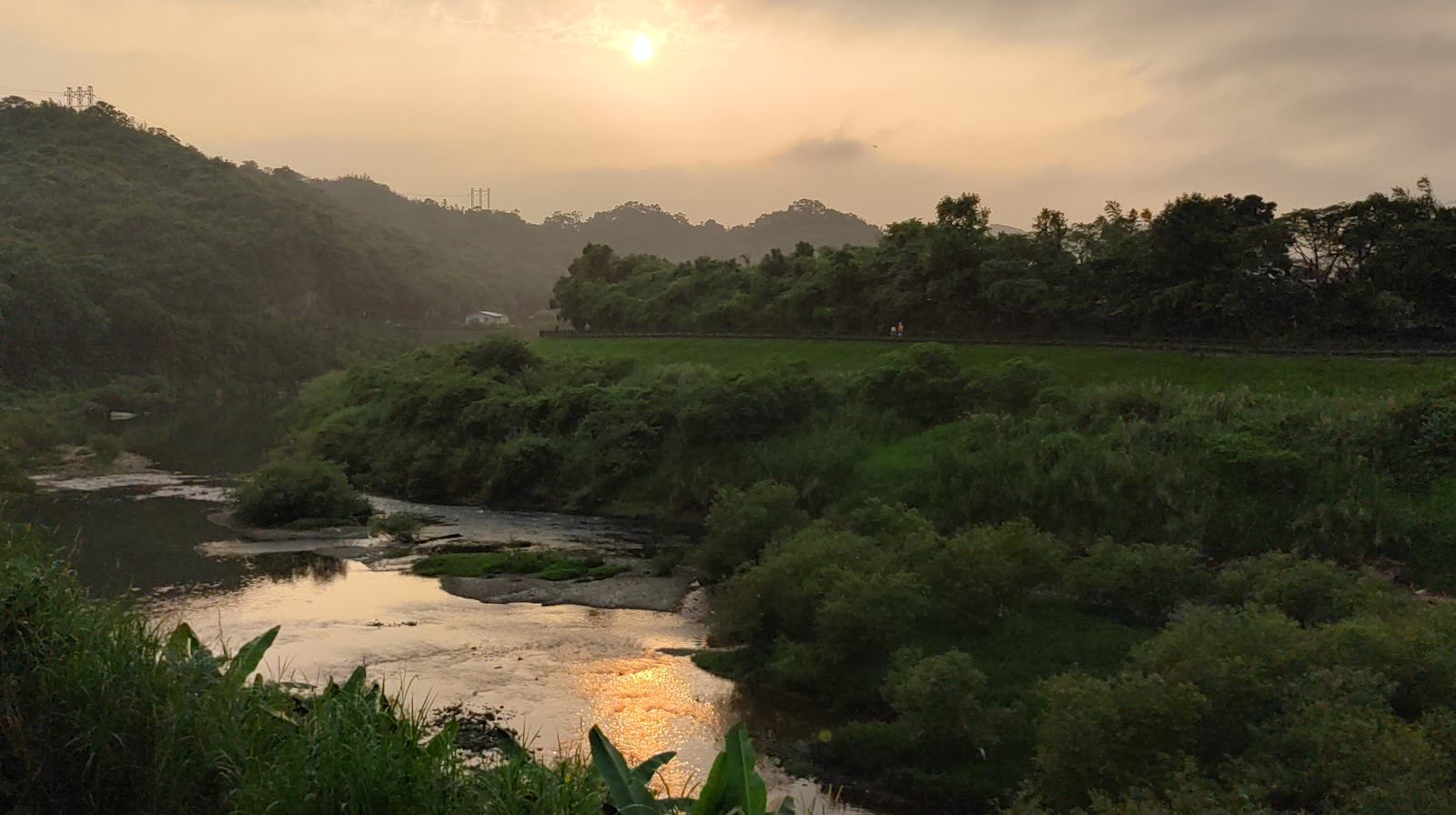 七堵河濱運動公園基隆河夕陽河景