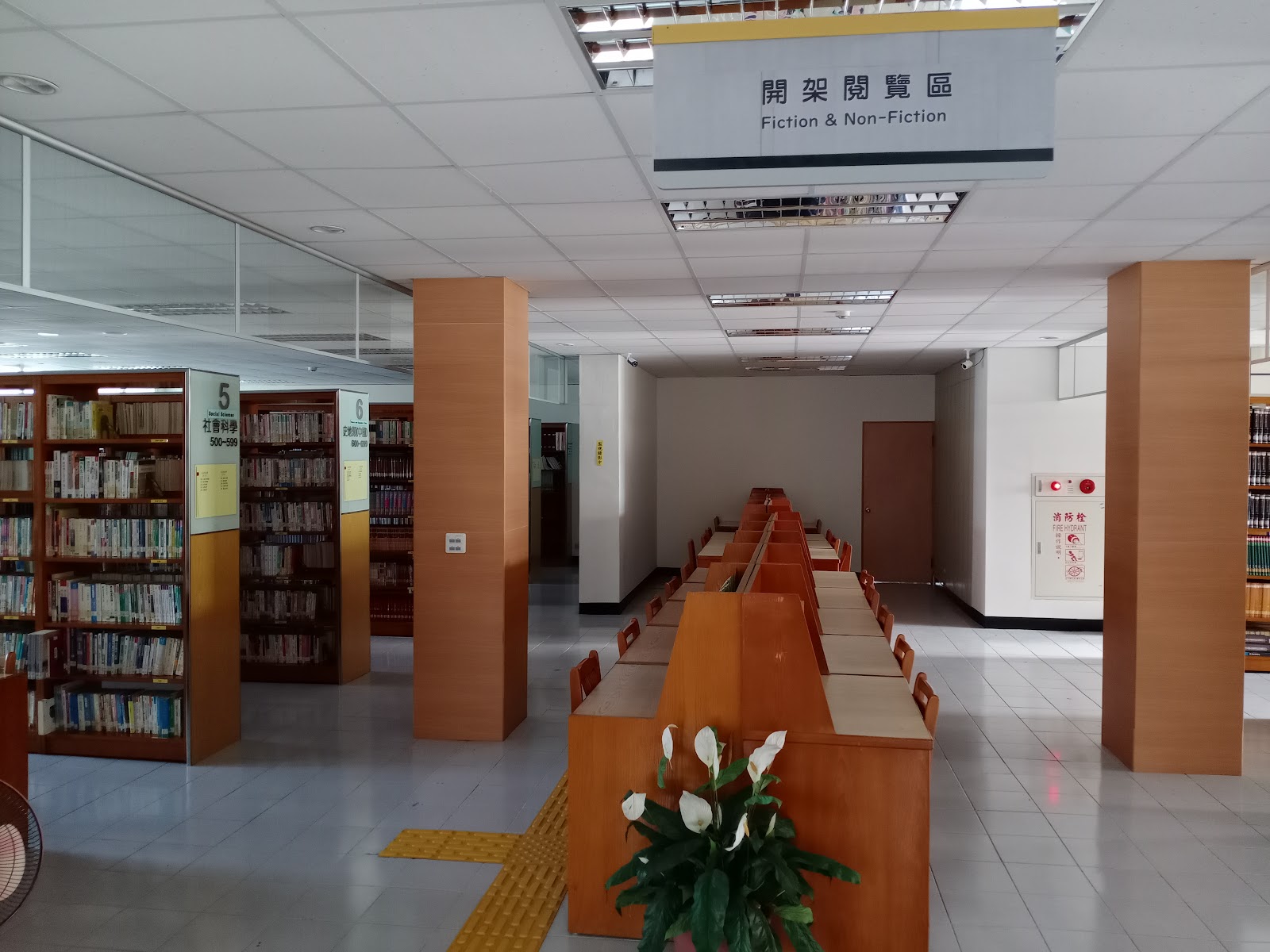 高雄市立圖書館茄萣分館開架閱覽區書架