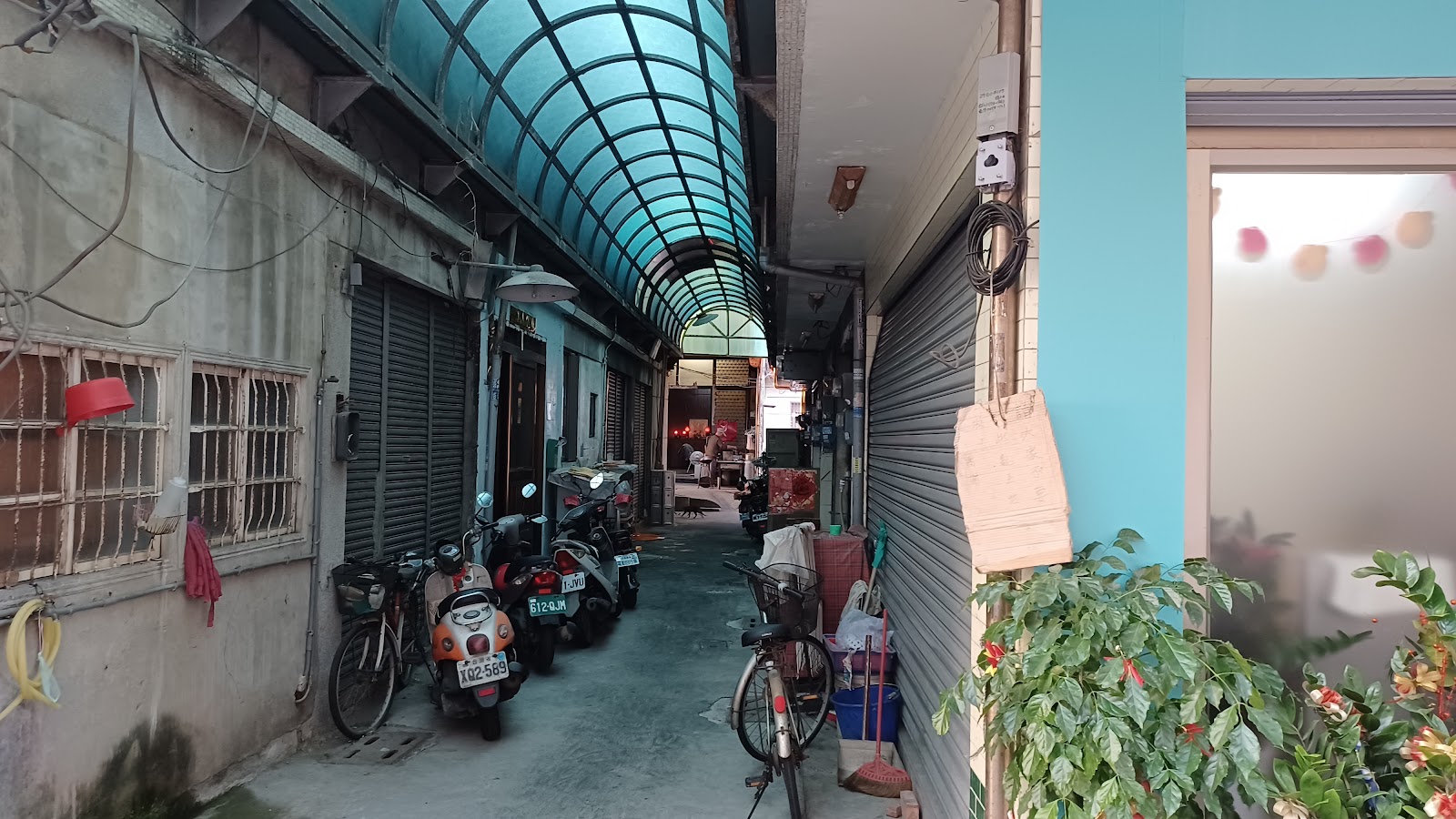 茄萣公有零售市場內部有頂棚走道