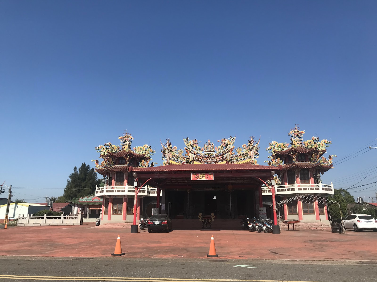 篤加文衡殿篤加文衡殿正面全景,朱紅廟身搭配交趾陶剪黏雙龍燕尾脊