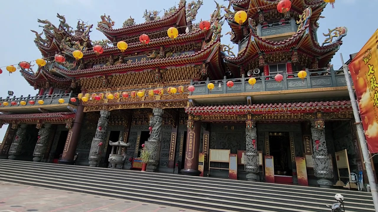 七股龍山宮七股龍山宮廟埕掛滿橘紅燈籠,喜慶氛圍濃厚,石雕龍柱氣勢非凡