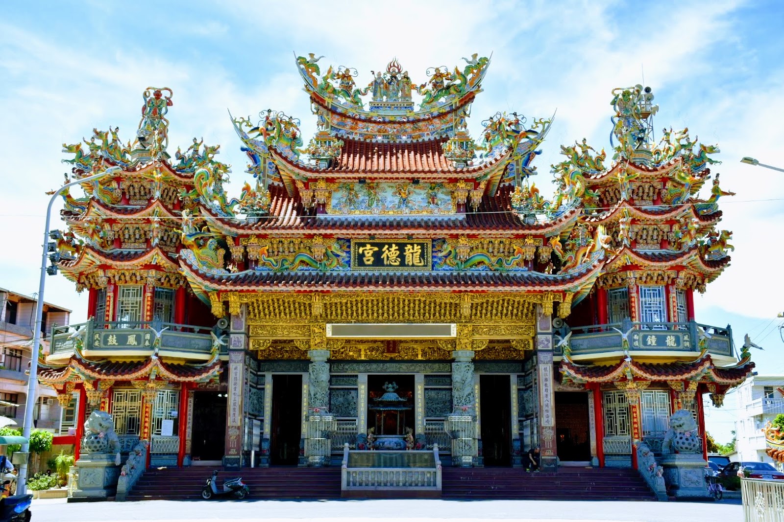 三股龍德宮三股龍德宮金碧輝煌的雙塔屋頂,匾額高掛,石獅鎮守廟前