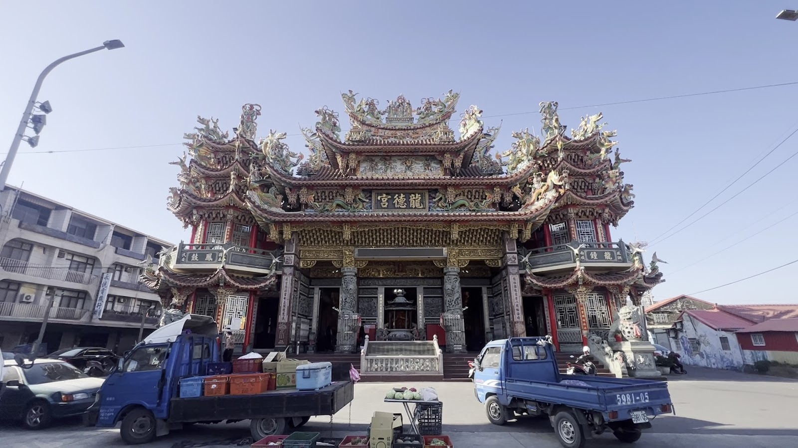 三股龍德宮三股龍德宮廟埕前停著載滿蔬菜籃的貨卡,日常生活感十足