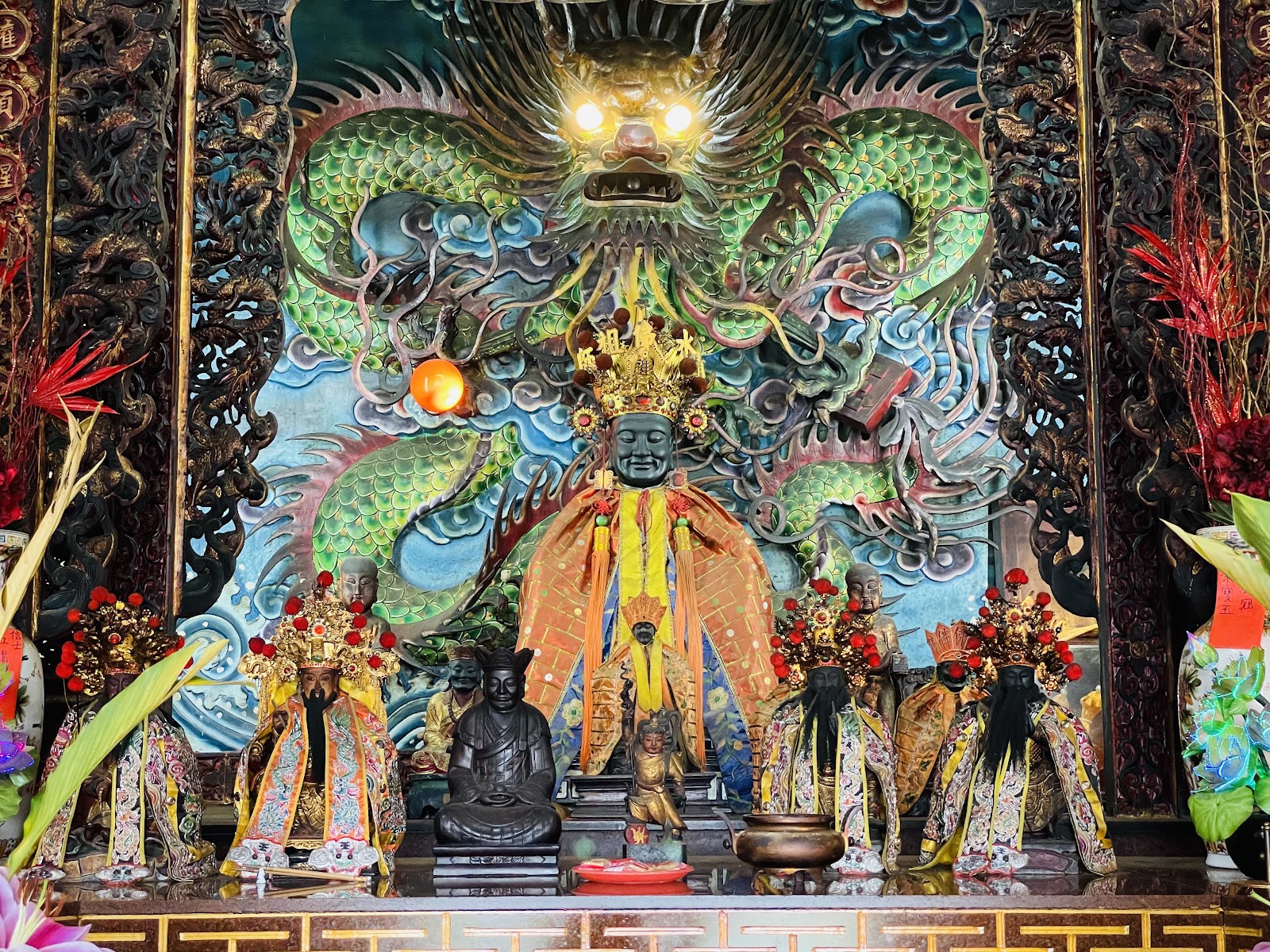 清水巖主殿神龕與龍形雕刻背景