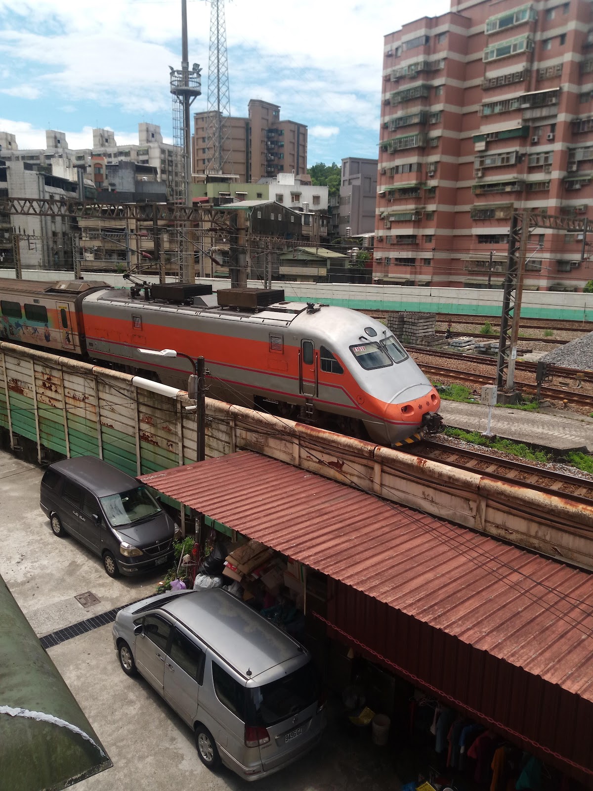 清水巖廟埕俯瞰七堵鐵道列車經過
