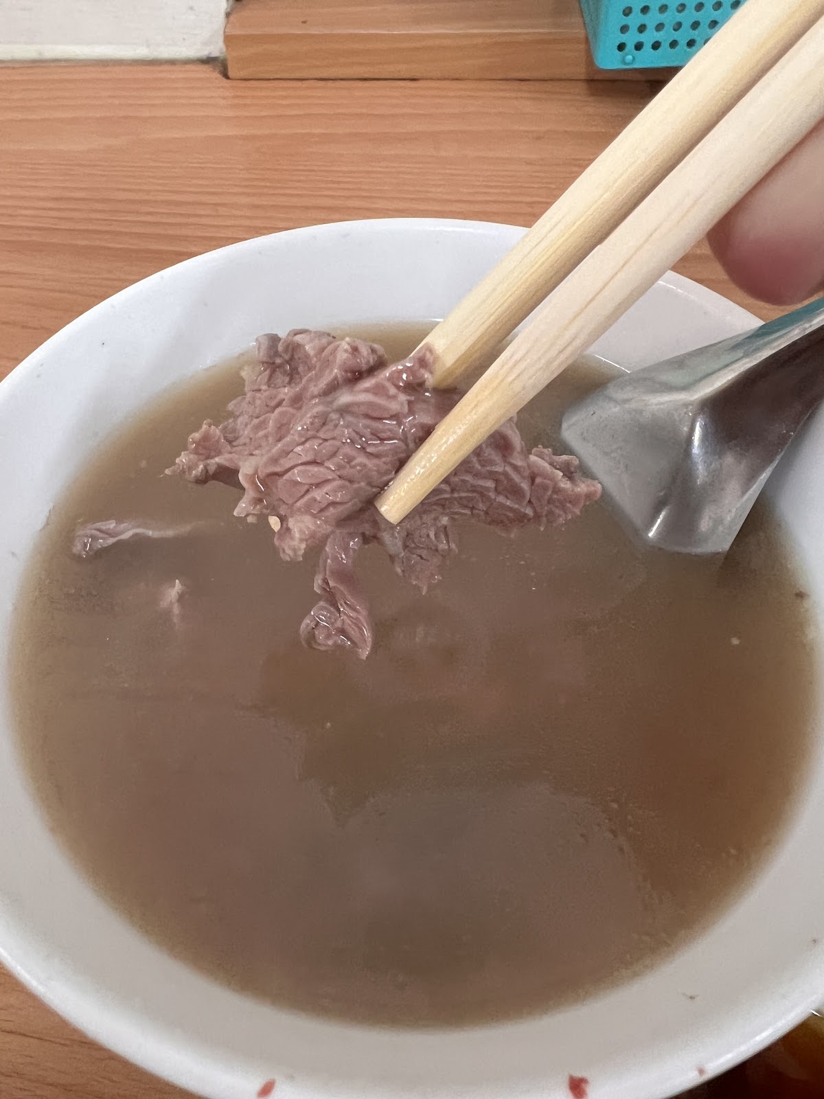 其森牛肉湯麻豆總店筷子夾起生牛肉片