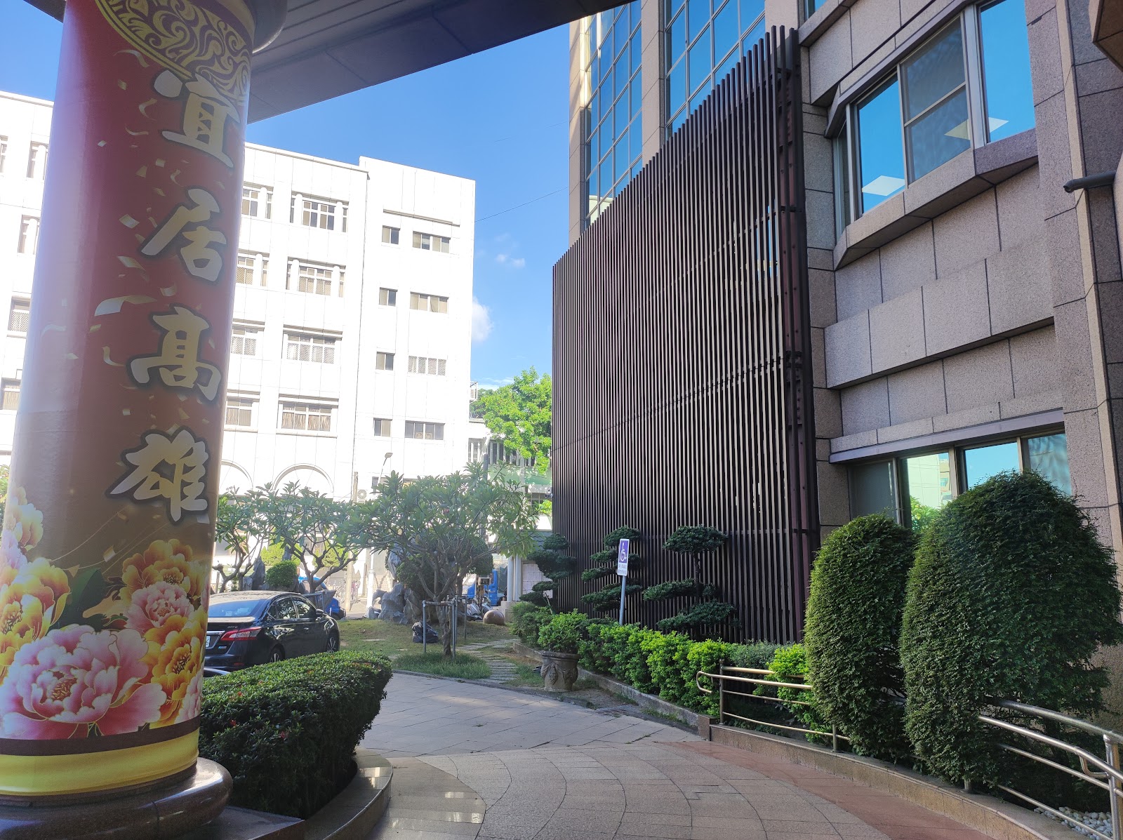 仁武區公所大樓側邊造型廊柱與植栽步道