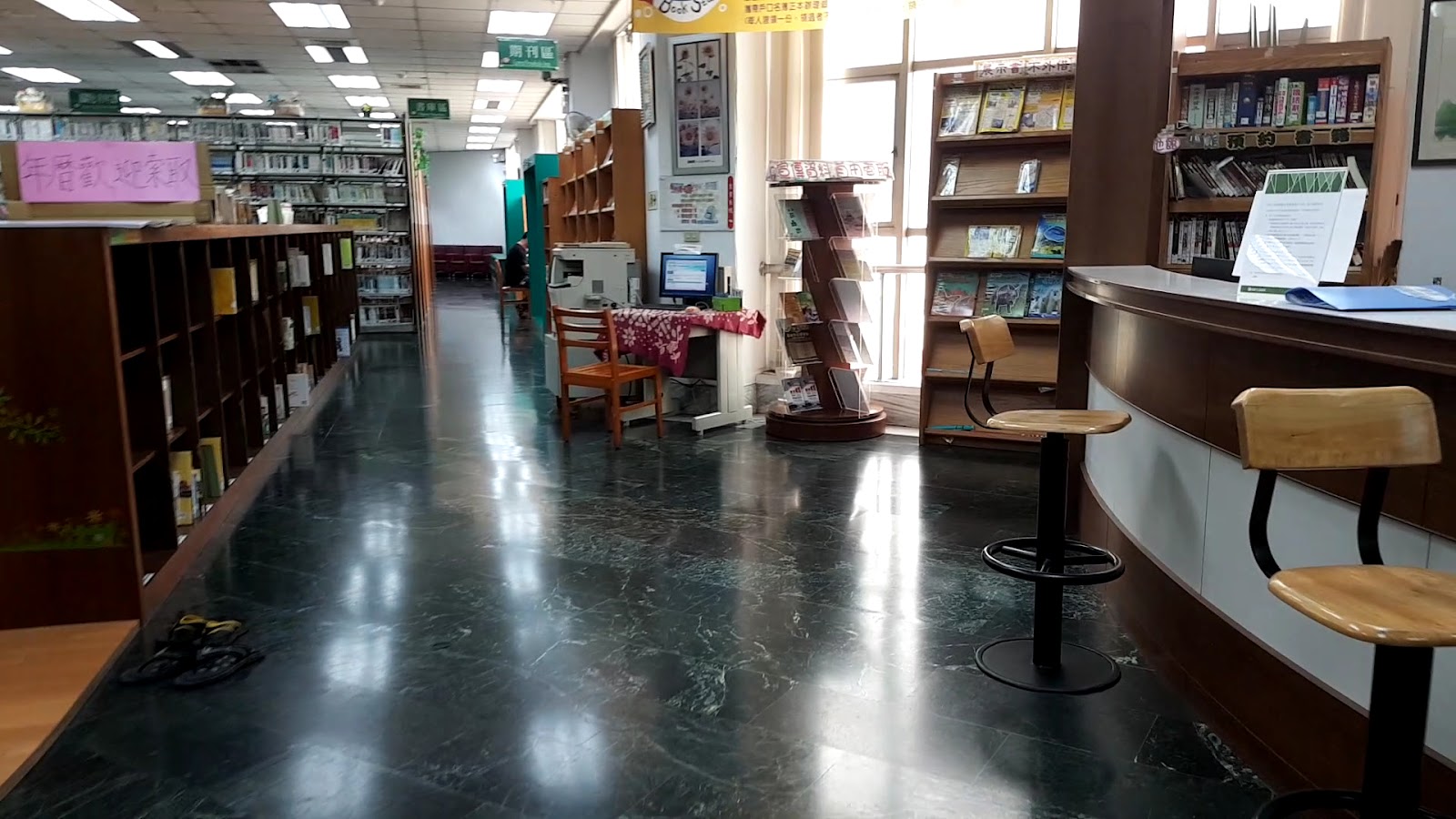 圖書館仁武分館室內閱覽空間,書架與閱覽座位