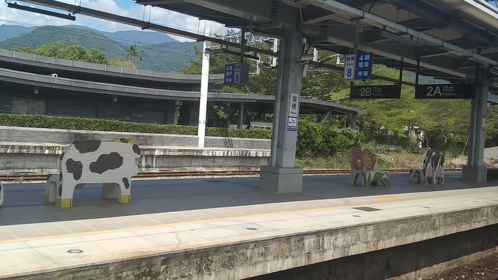 瑞穗車站月台上乳牛造型馬賽克座椅