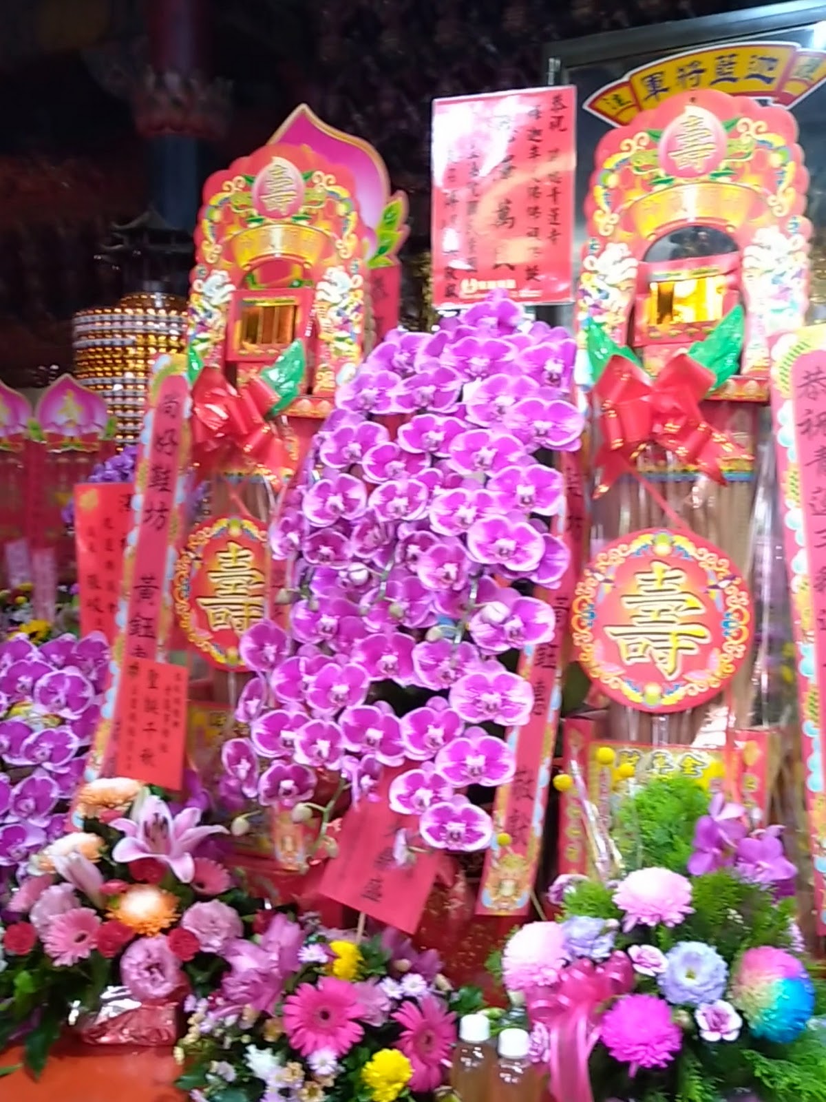 瑞穗青蓮寺供桌蝴蝶蘭花籃與壽字紅布條