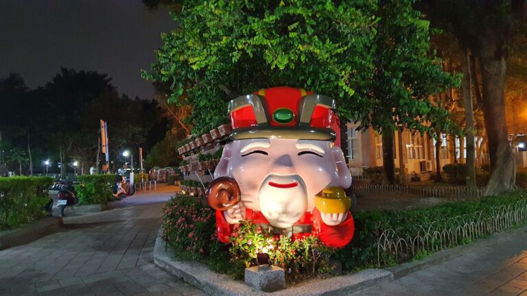 六張公園夜晚財神爺造型雕像