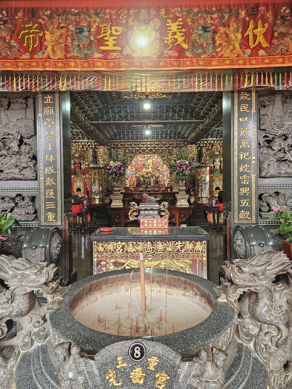 先嗇宮正殿內部,兩側石雕龍柱,主殿金色神龕供奉神農大帝