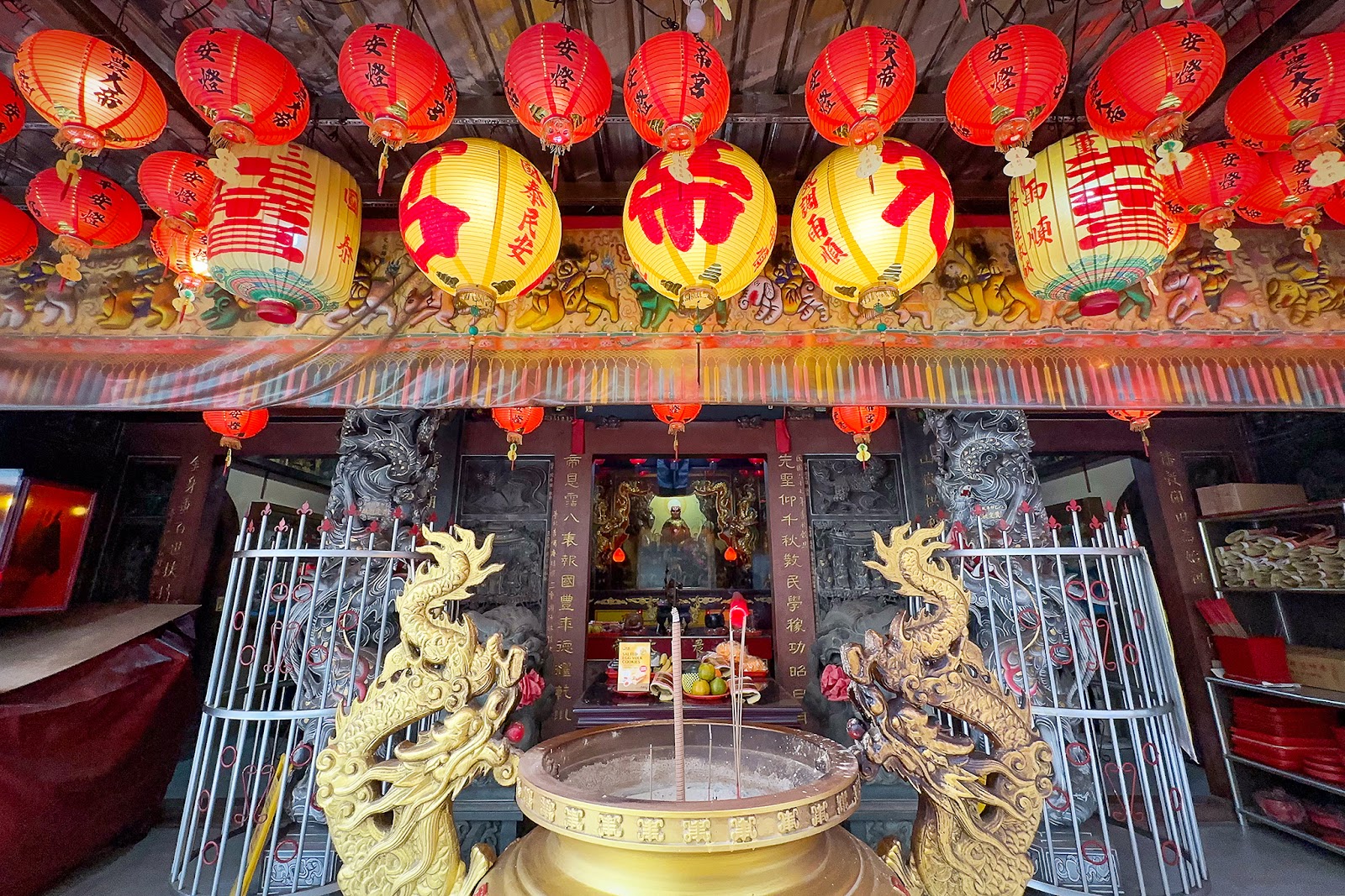 先嗇宮廊下懸掛紅黃色大燈籠,雕梁畫棟橫樑精緻,前方金色雙龍香爐