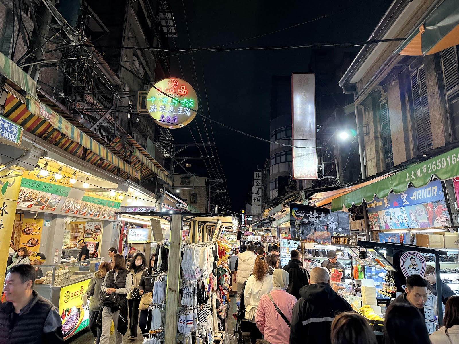 三和夜市街景霓虹招牌人潮熱鬧景象