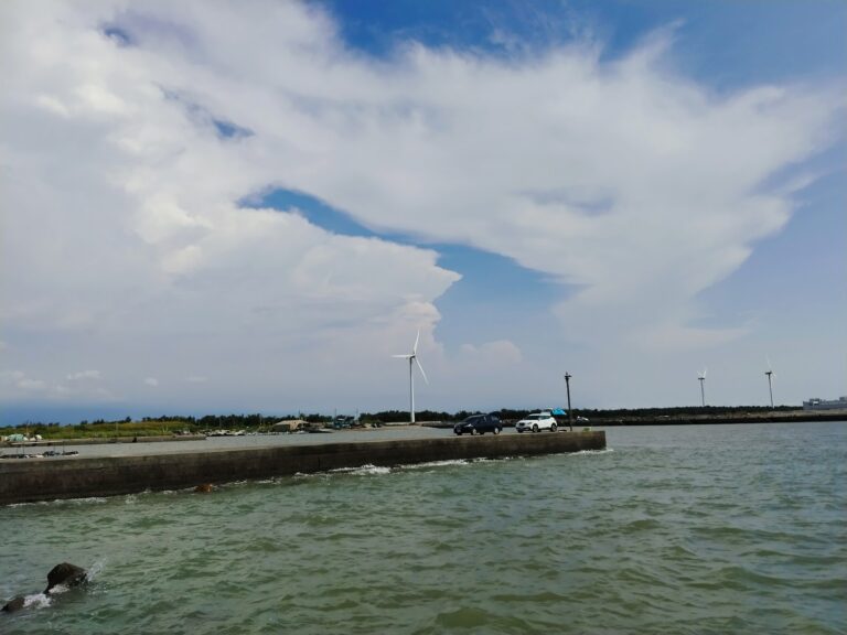 三條崙漁港-防波堤旁離岸風機林立,積雨雲在天際線翻騰