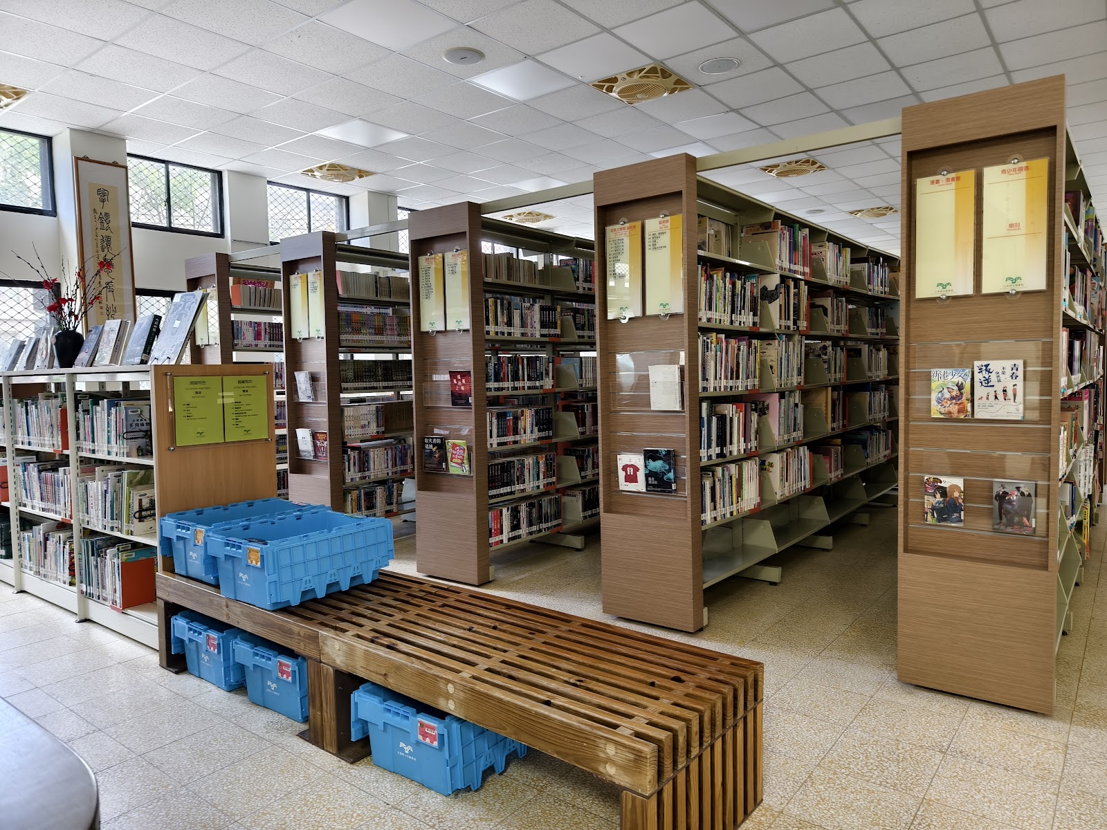 宜蘭三星鄉立圖書館書架與閱覽長凳