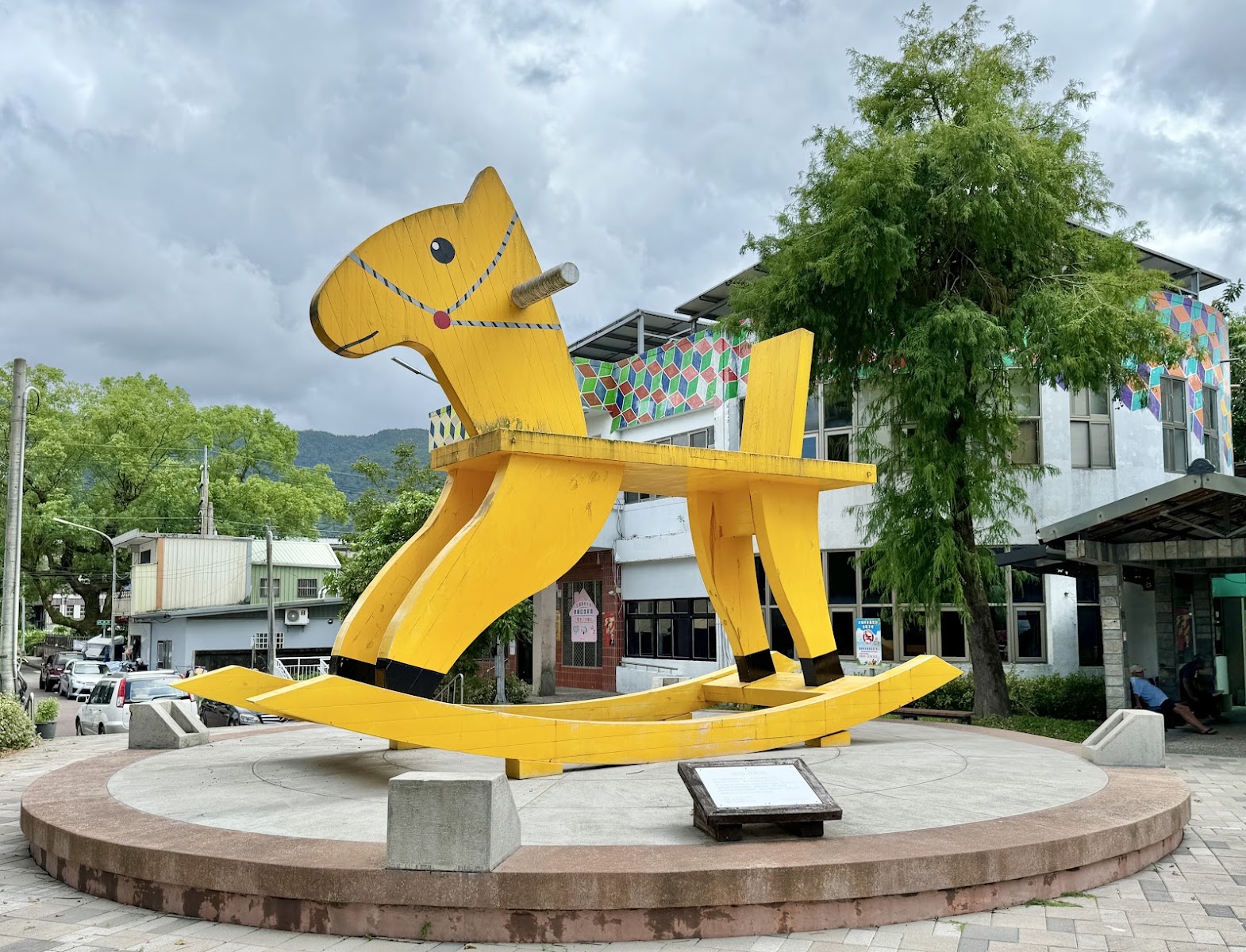 三星公園巨大黃色搖搖馬地景裝置，矗立於草地上色彩鮮豔