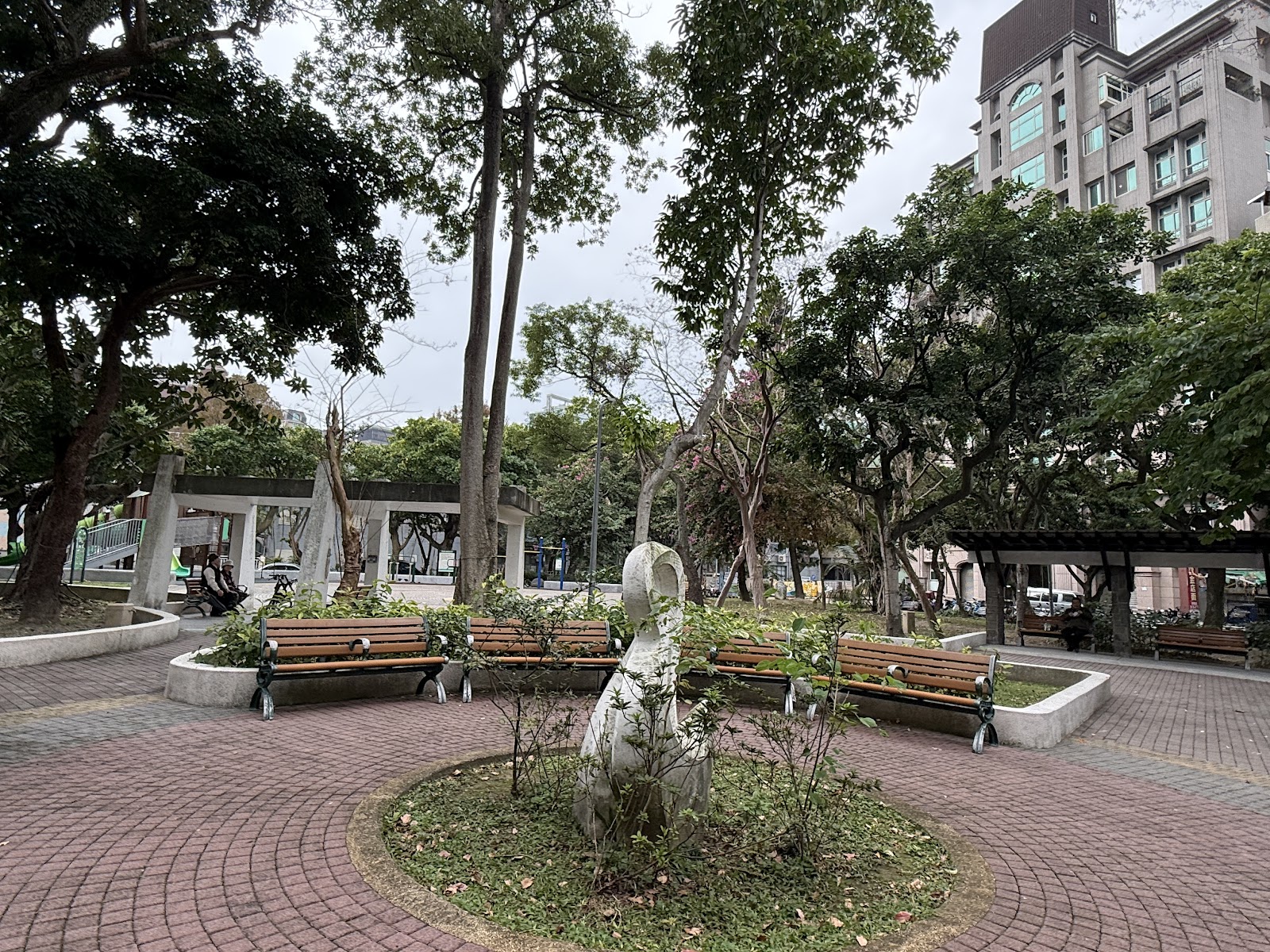 三興公園中央圓形廣場白色鵝形雕塑與木椅