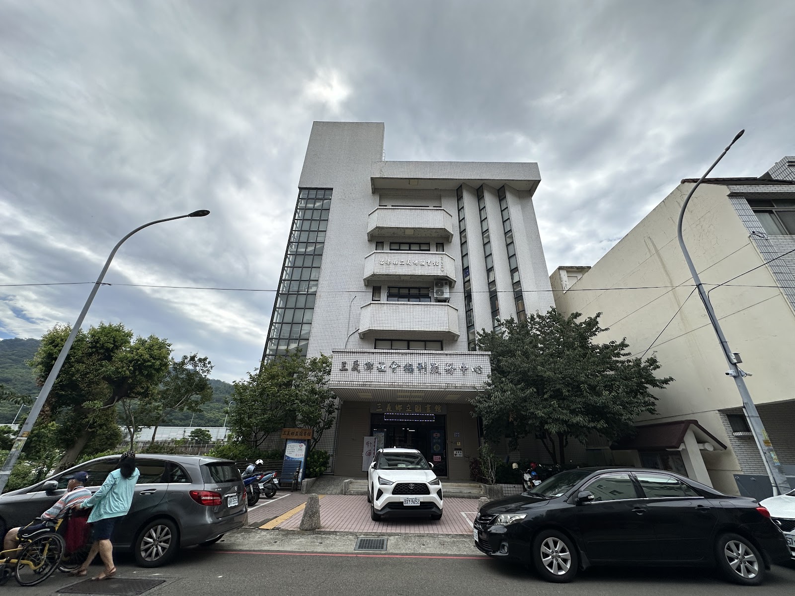 三義鄉立圖書館建築外觀街景
