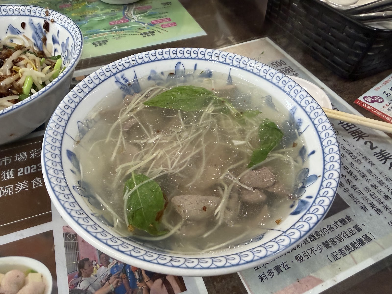 彩雲麵食九層塔薑絲豬肝湯麵特寫