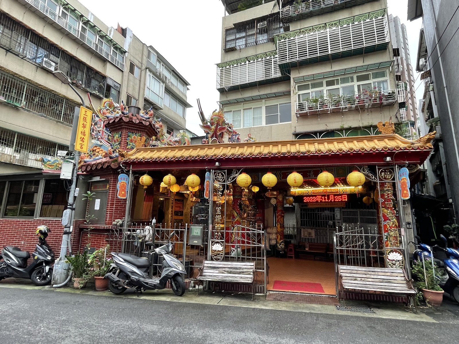 台北信義區三張犁福佑宮廟宇正面外觀