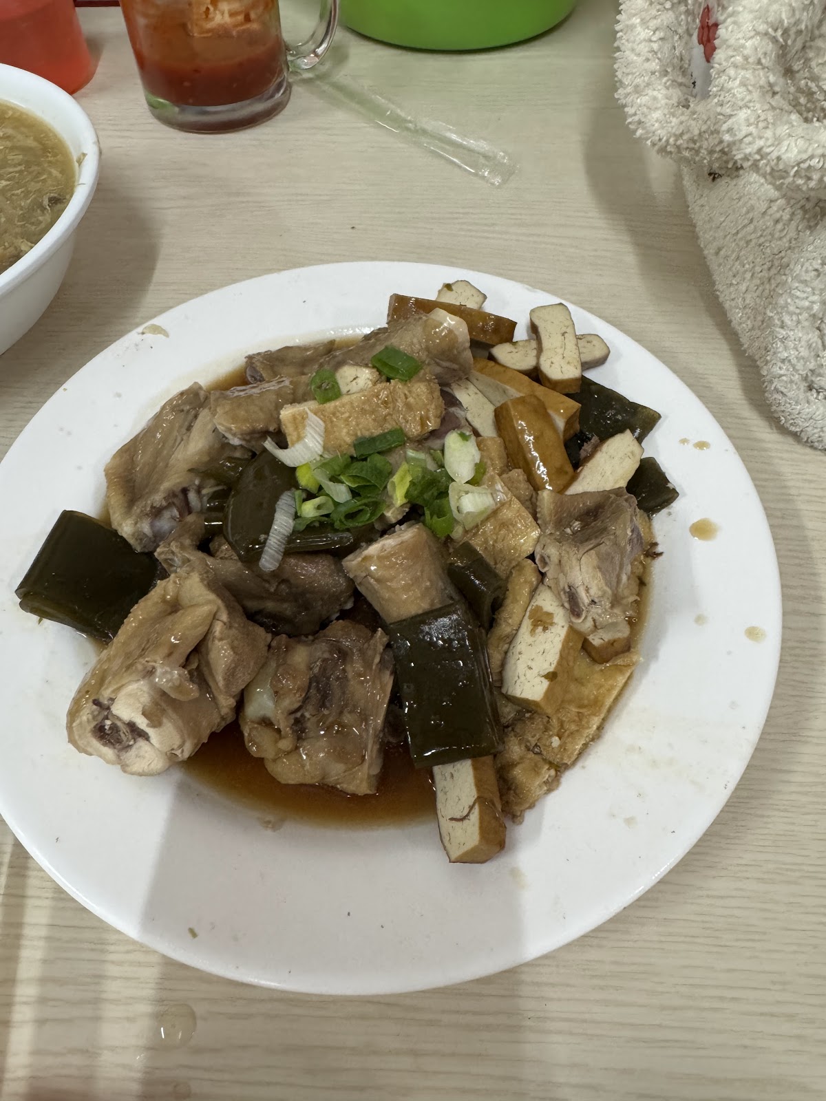 滷味拼盤（豆腐、海帶、肉類）淋滷汁灑蔥花