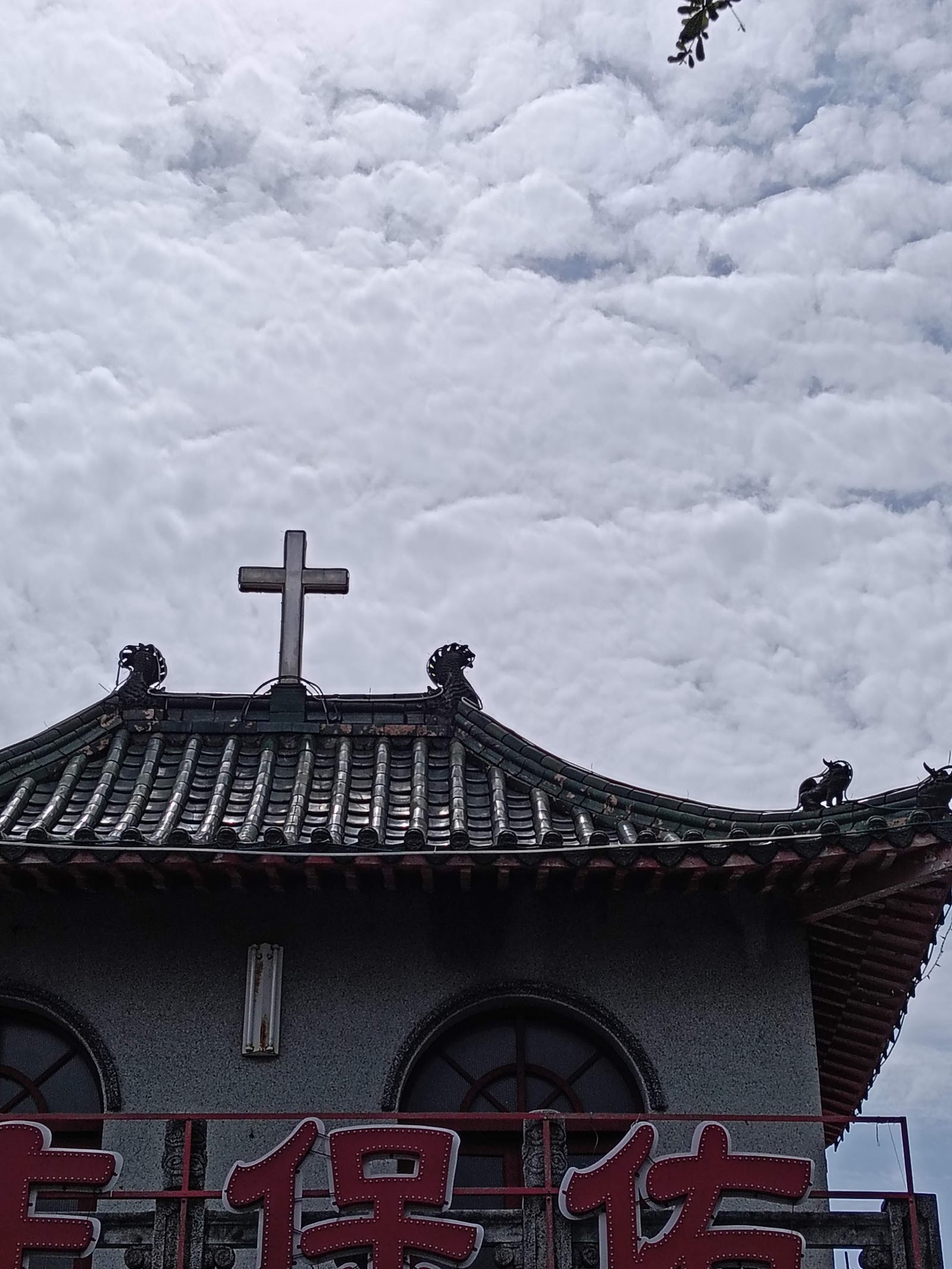 聖家天主堂屋頂十字架與燕尾脊近拍