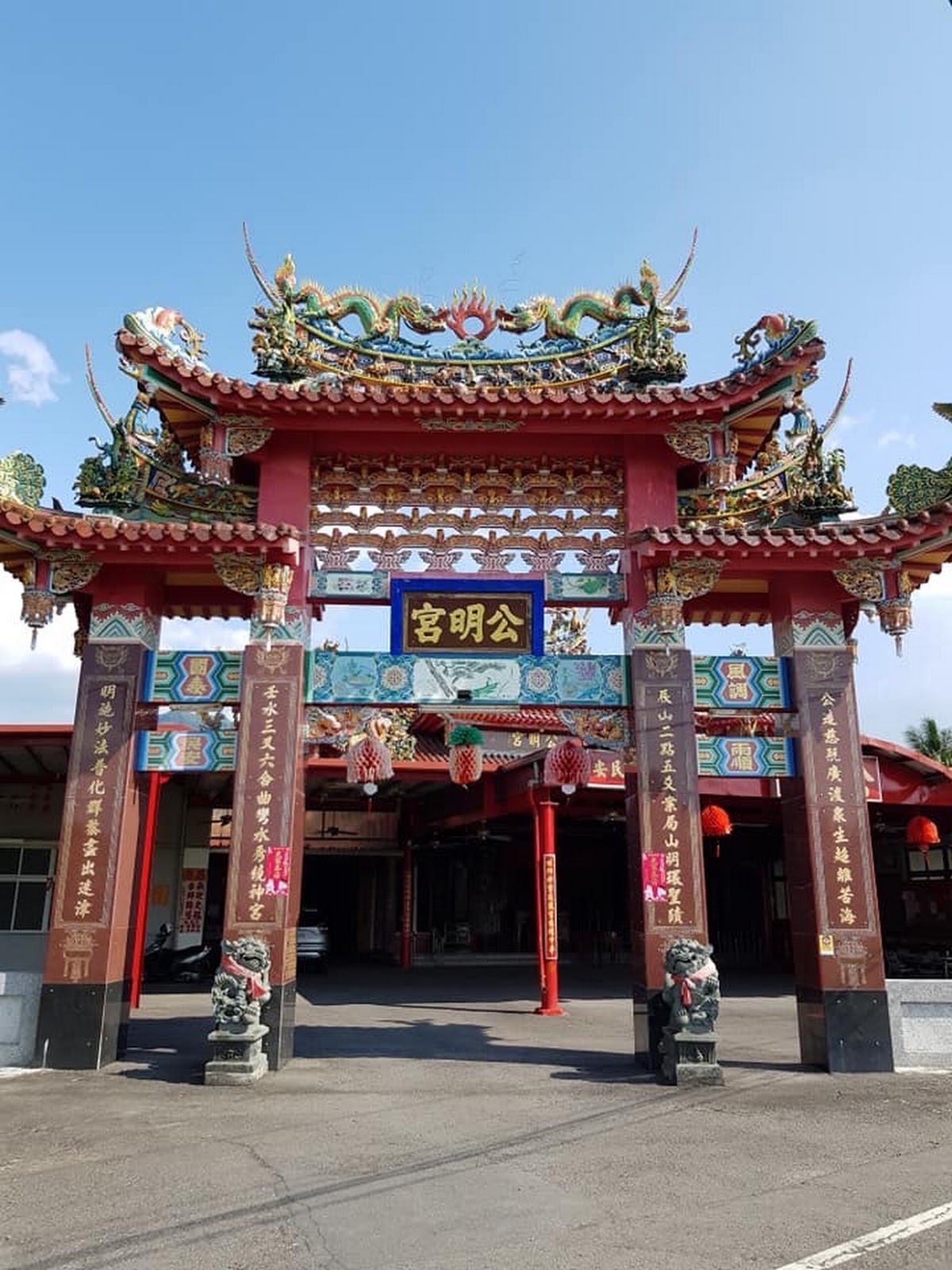 公明宮牌樓，紅色雙龍盤柱牌樓