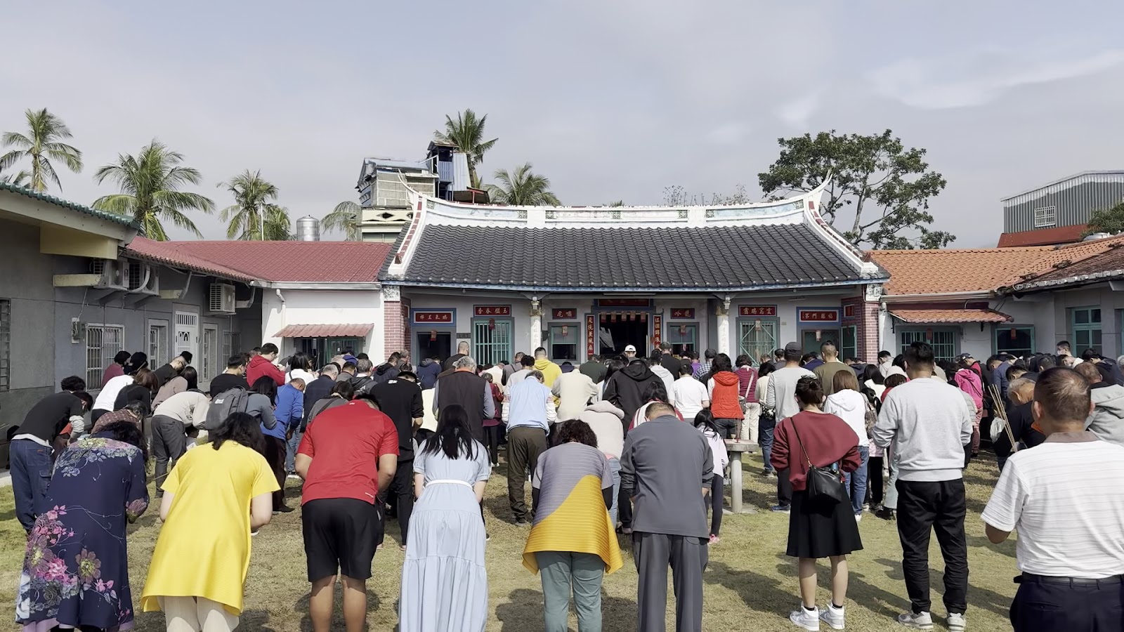 黃家伙房祭祖儀式，族人列隊鞠躬