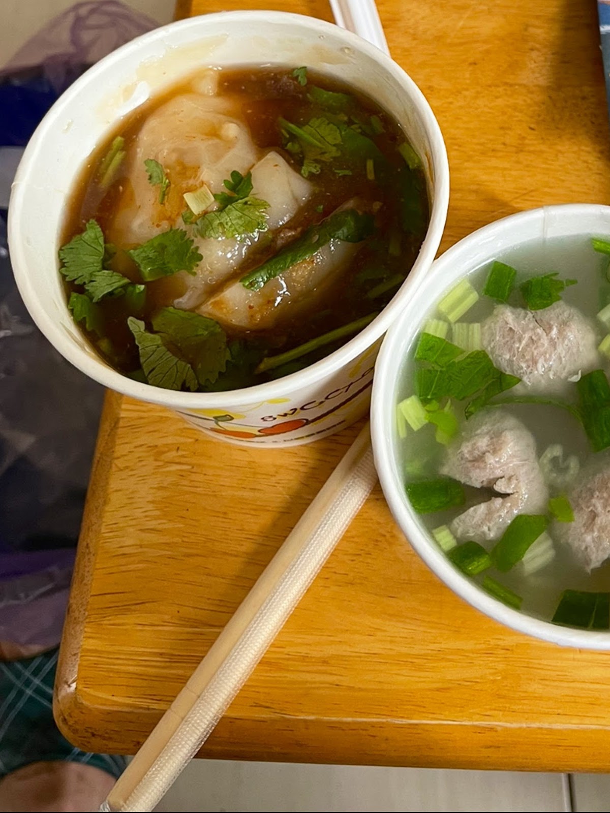 杉林肉圓與貢丸湯，淋上醬汁灑香菜
