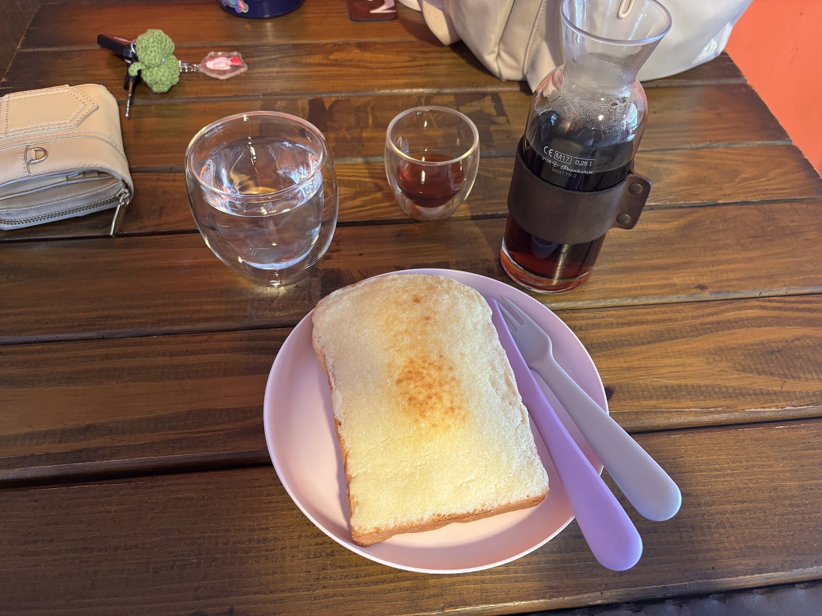 厚片吐司配手沖咖啡與熱紅茶，木質桌面
