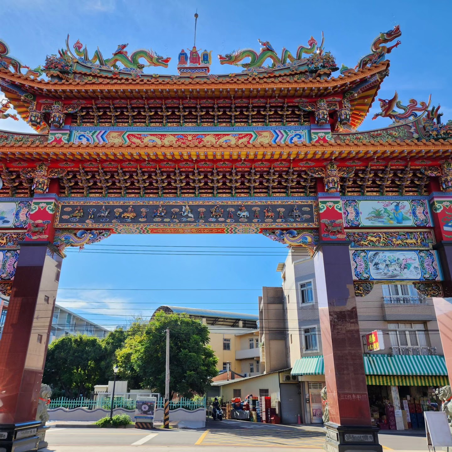 台中神岡社口萬興宮牌樓入口