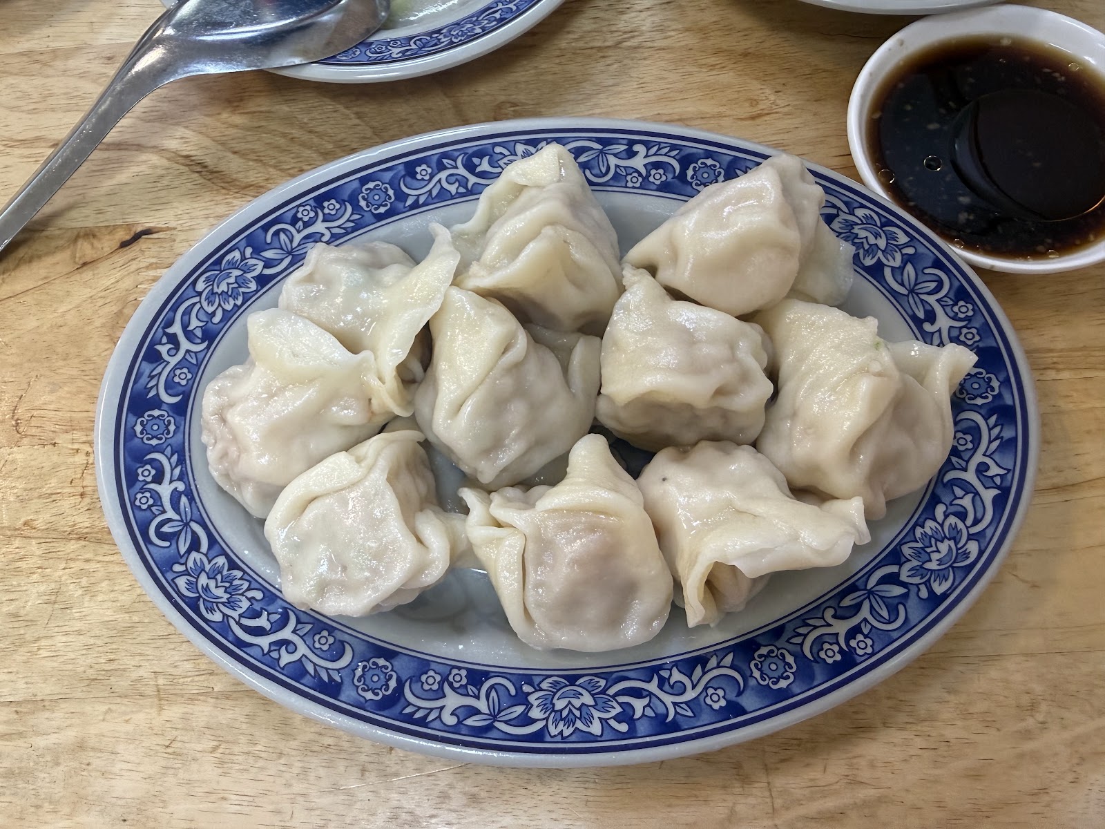 盛東餃子館青花瓷盤手工水餃特寫