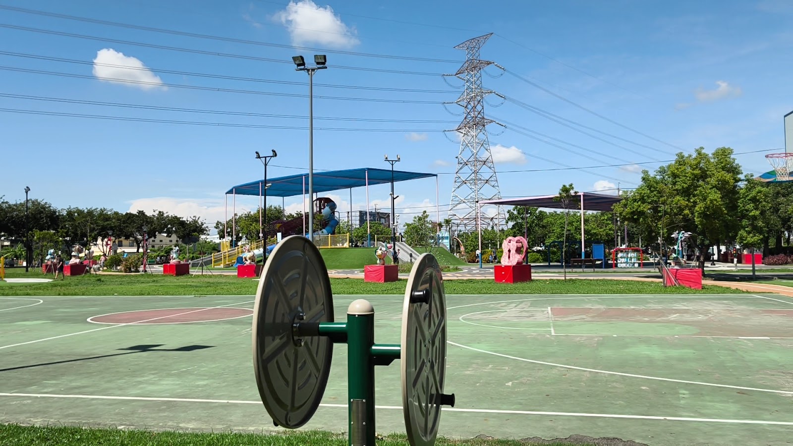社頭公園(社頭里樂公園)戶外健身器材後方可見籃球場與兒童遊戲區