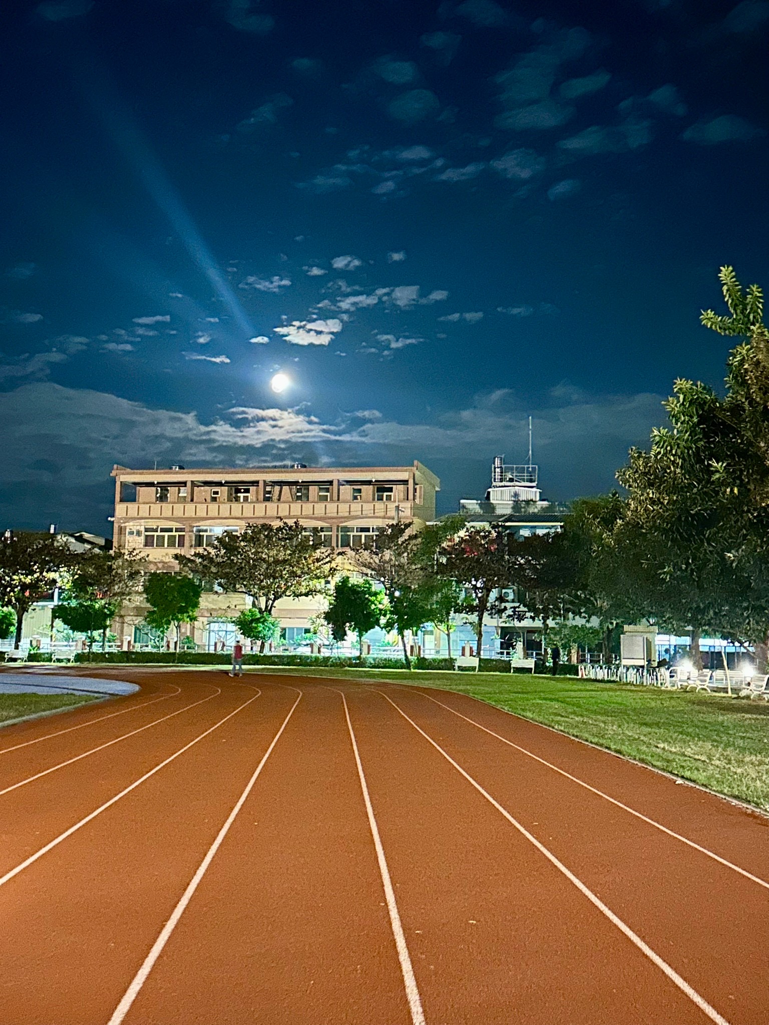 社頭運動公園夜晚的田徑跑道,月光灑落整片操場