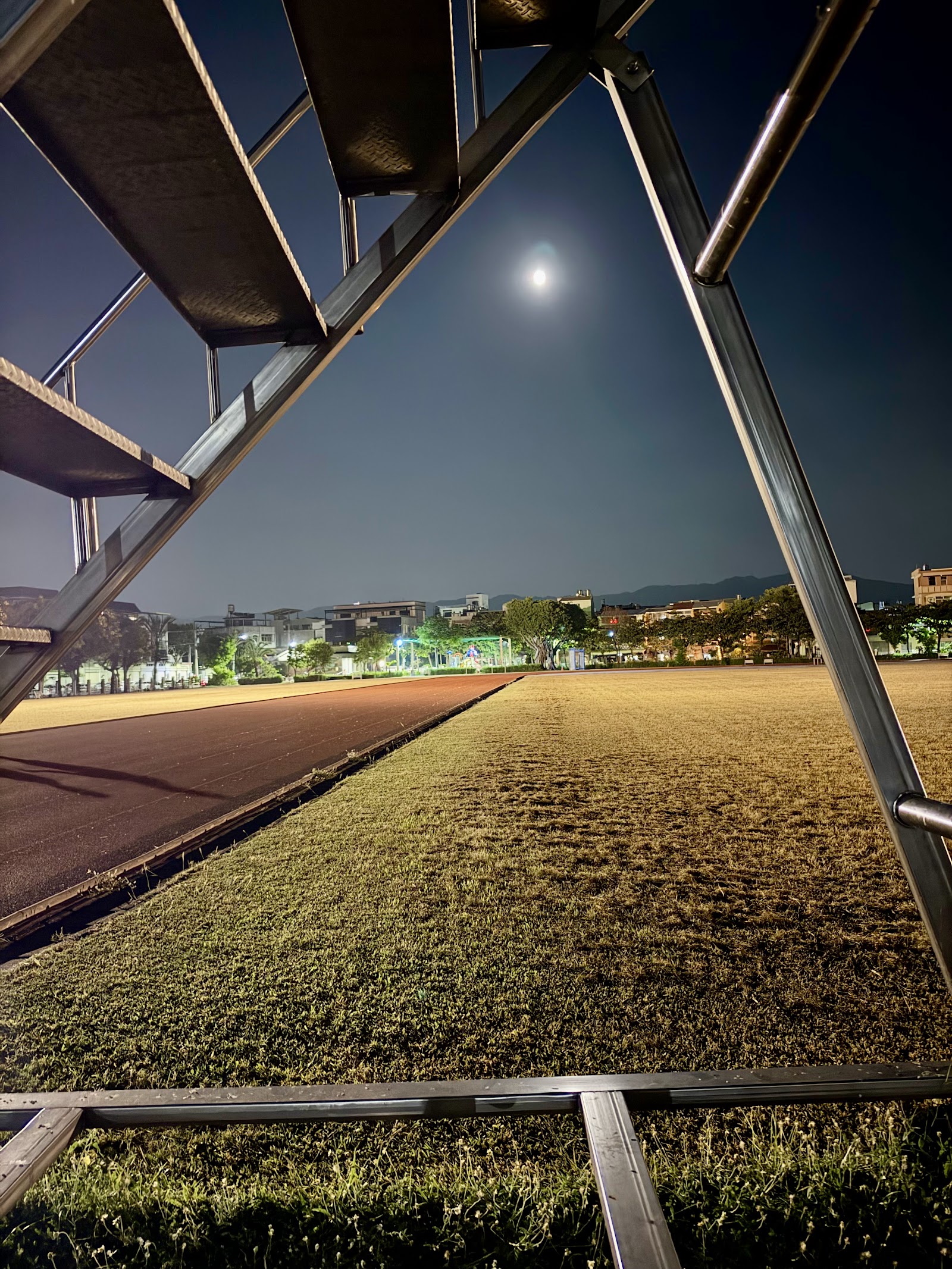 社頭運動公園遊戲器材旁望向夜間草皮操場的景色