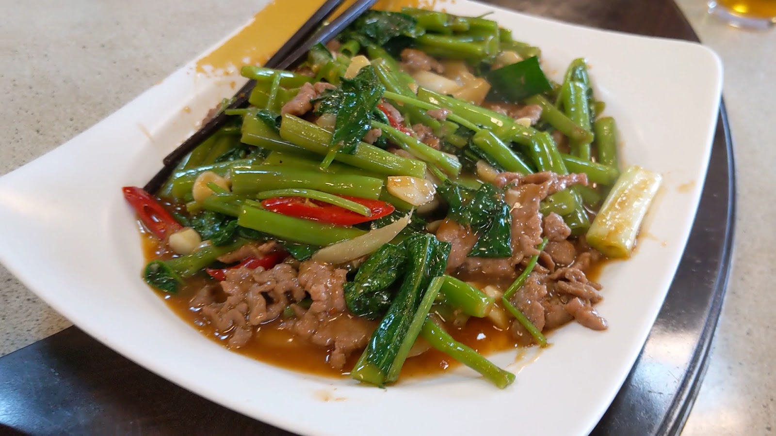 石岡担担麵客家小炒水蓮豬肉絲料理特寫