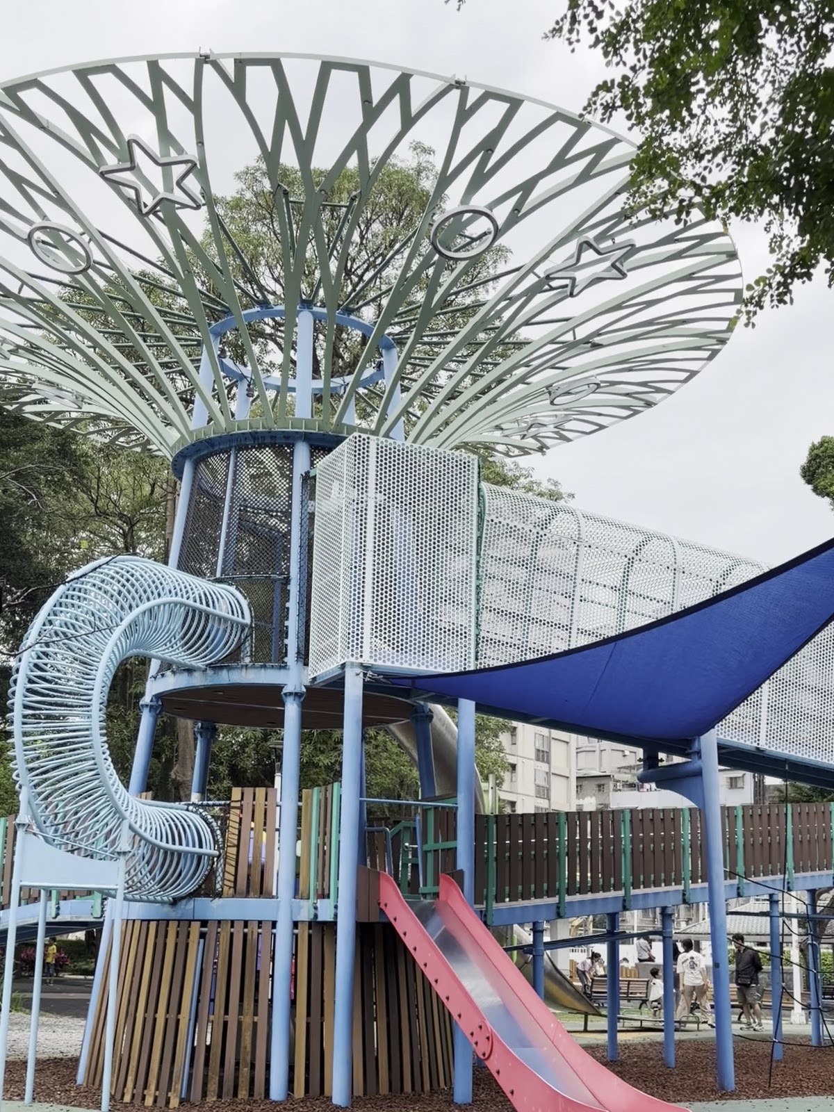 前港公園天空樹共融遊樂場彩色溜滑梯