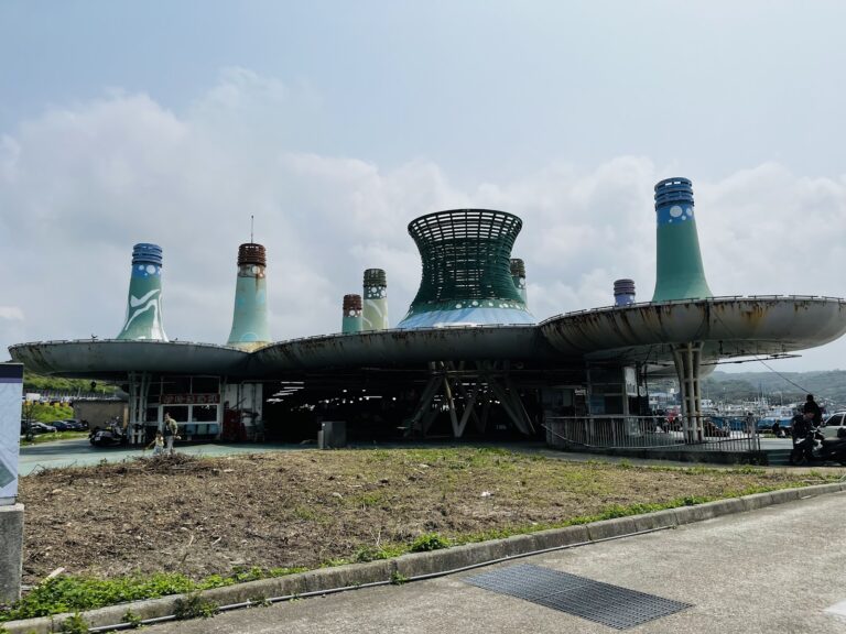富基漁港酒瓶造型地標建築外觀