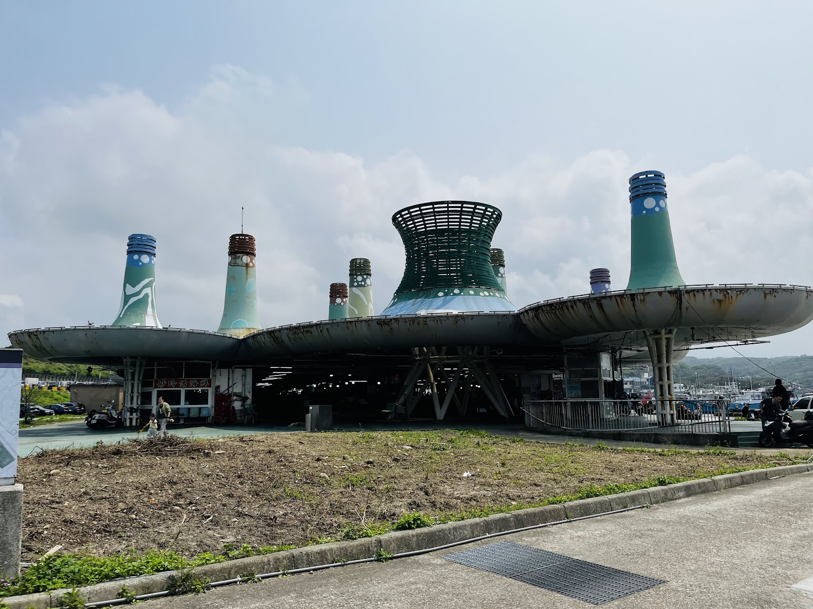 富基漁港酒瓶造型地標建築外觀
