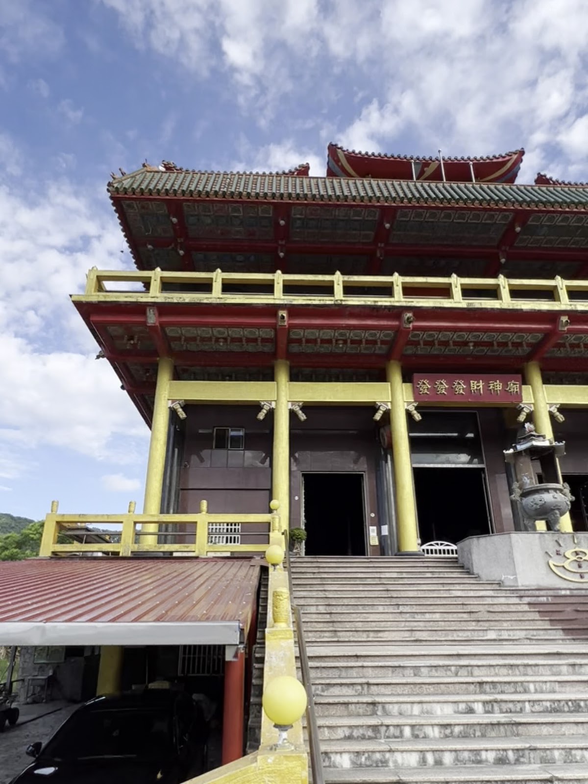 發發發財神廟仰角建築外觀