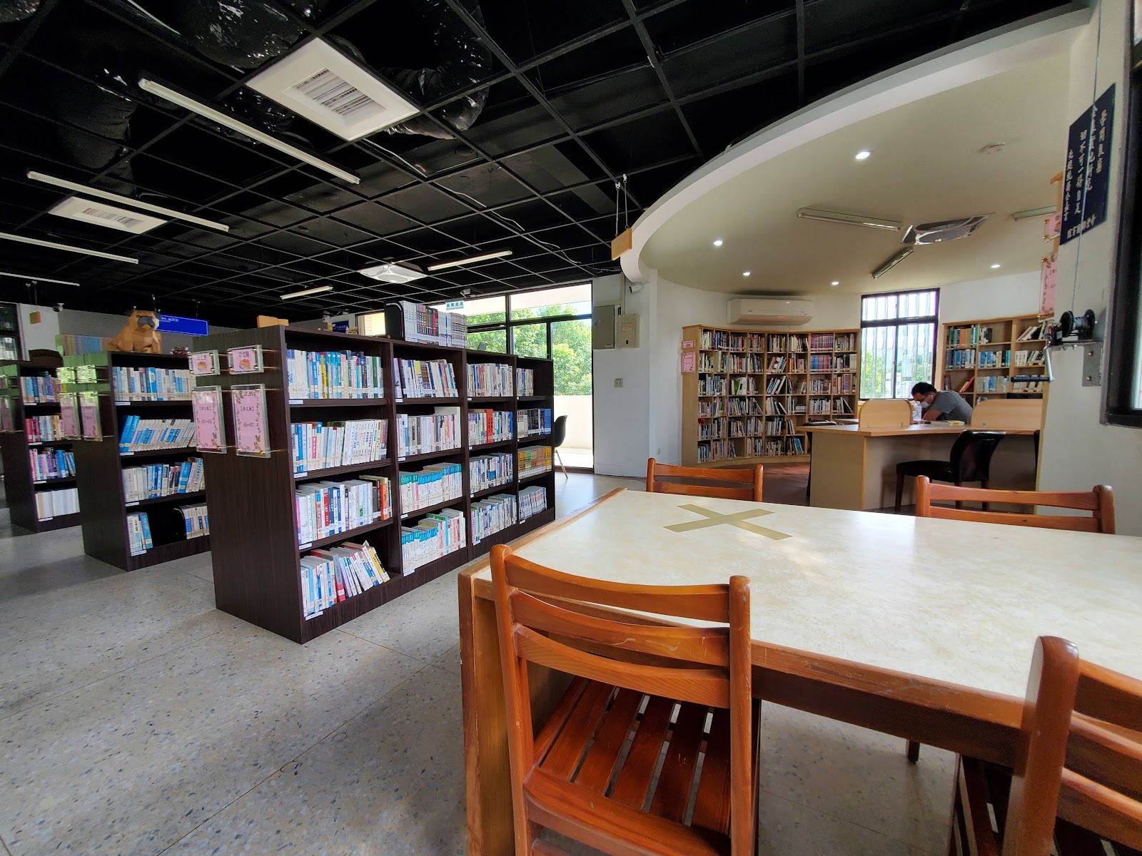 壽豐鄉立圖書館室內閱覽區書架與座位