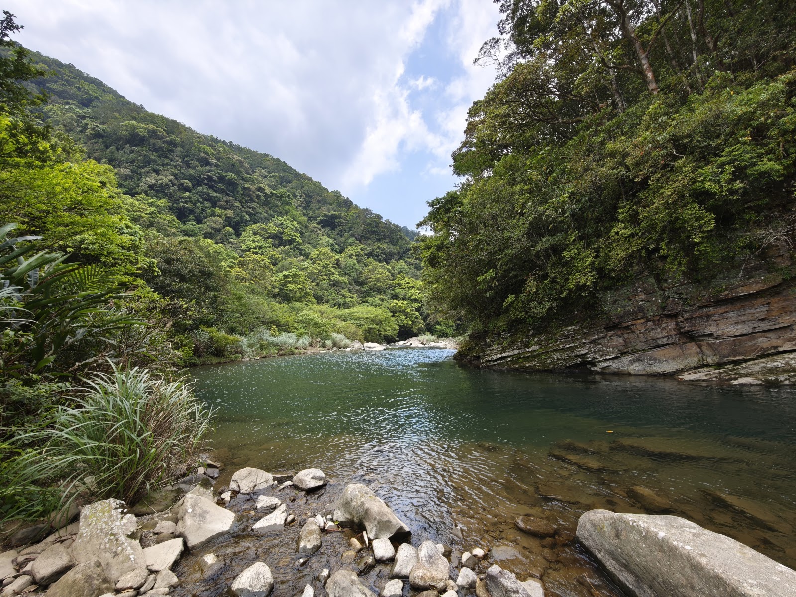 夢潭翡翠綠深潭溪水清澈兩岸青山環抱