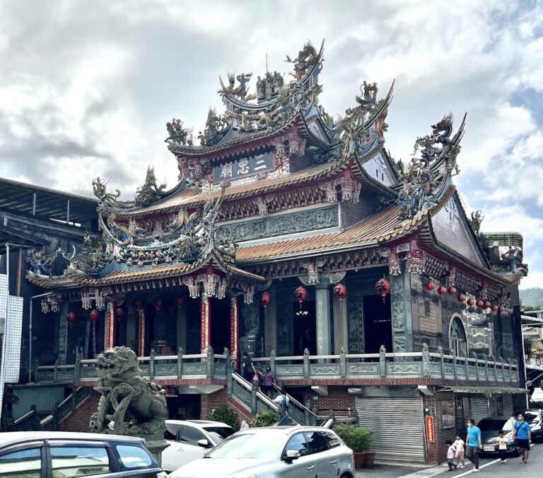 雙溪三忠廟正面全景青灰色廟頂剪黏裝飾