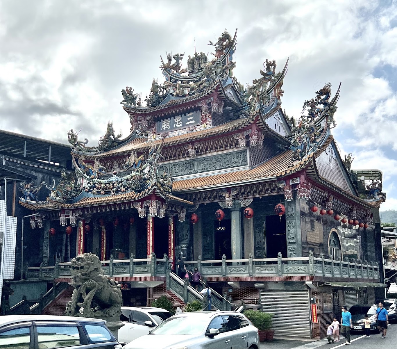 雙溪三忠廟正面全景青灰色廟頂剪黏裝飾