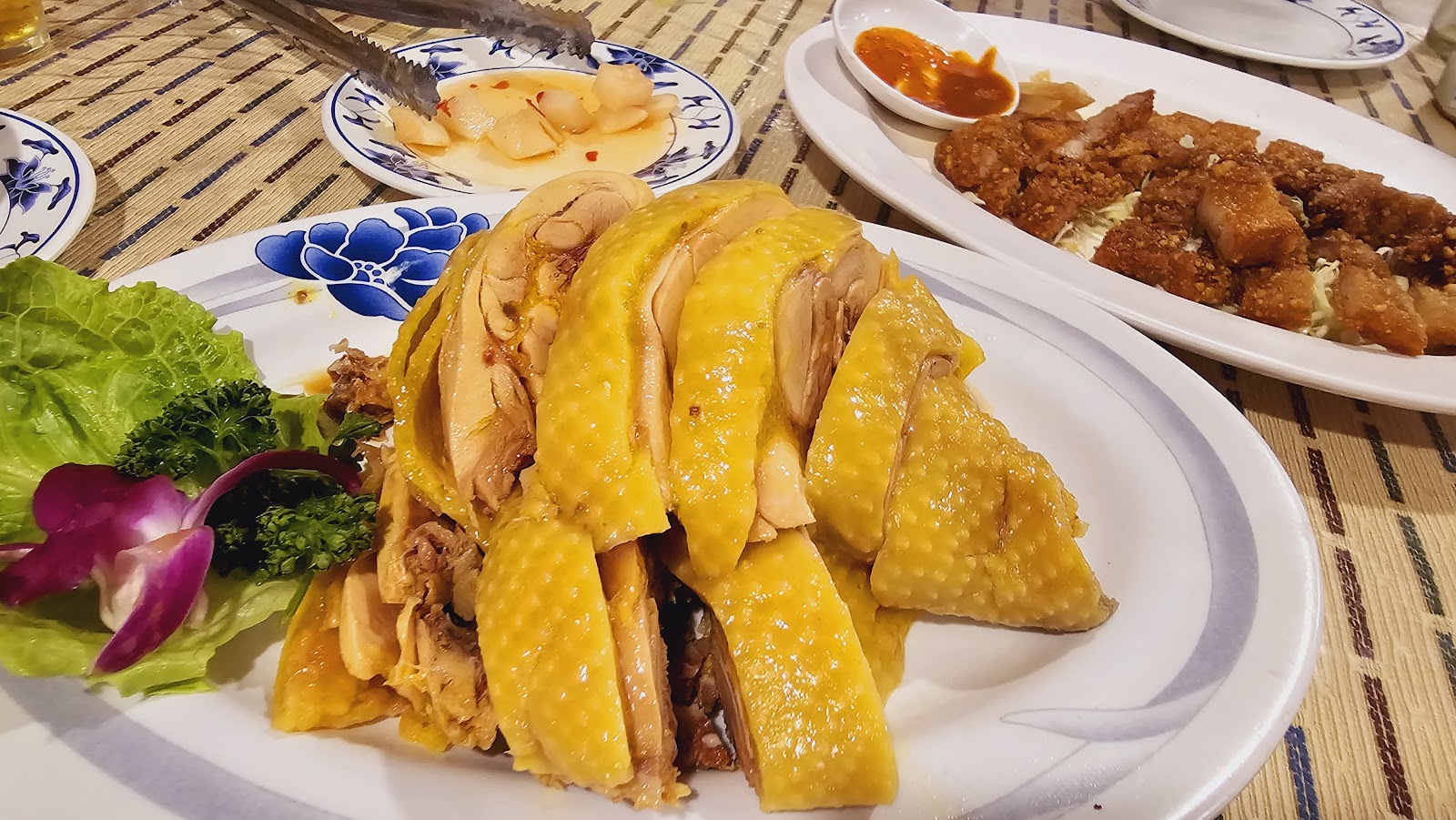 蘇義興餐廳白斬雞與炸三層肉拼盤