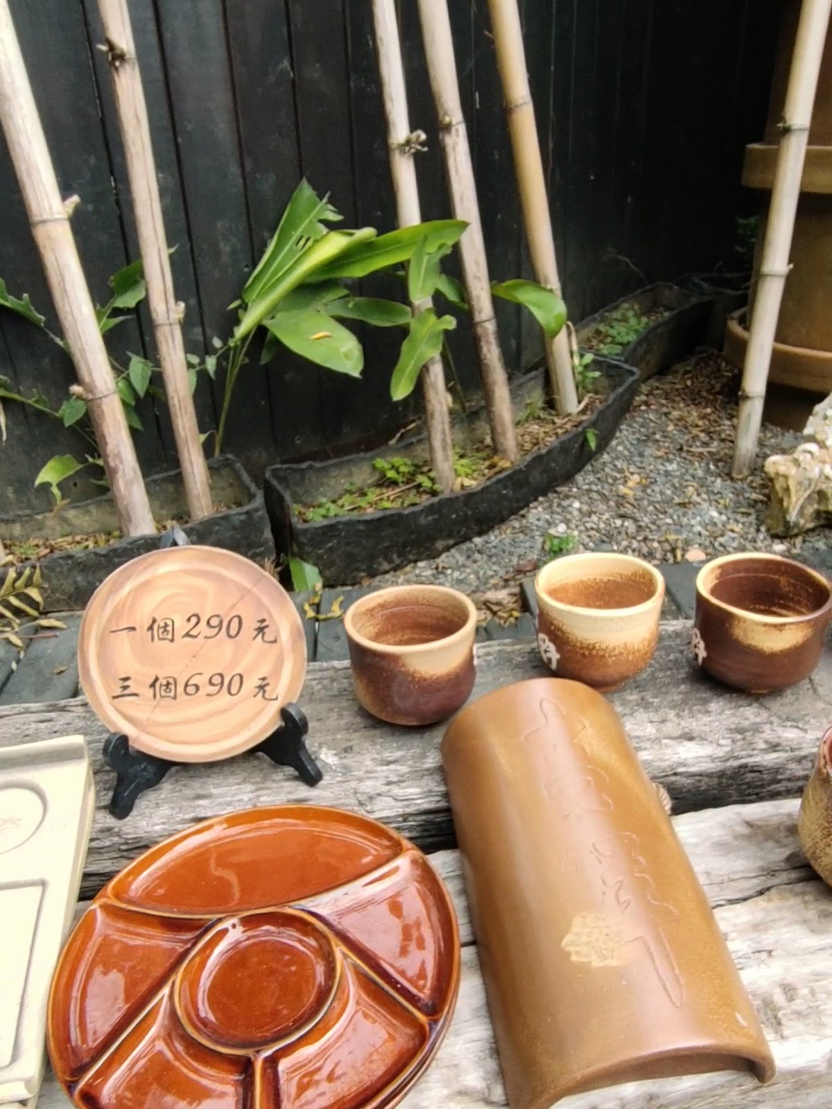 水里蛇窯陶藝文化園區展示販售的陶藝作品與價格標示