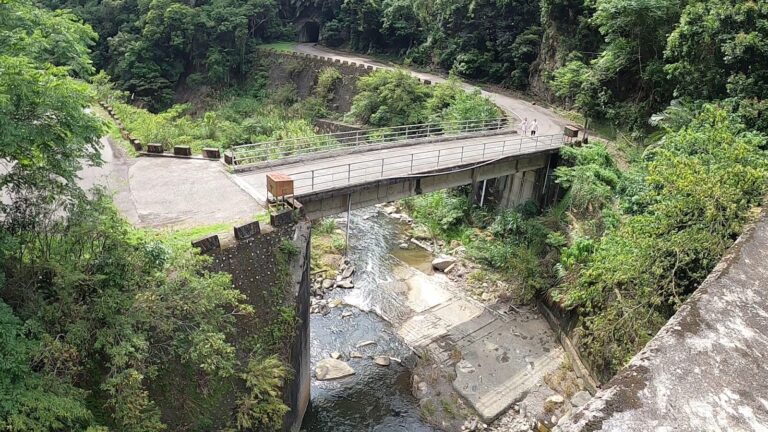 水里水橋空拍視角,遠方可見大觀鐵路古隧道入口道路