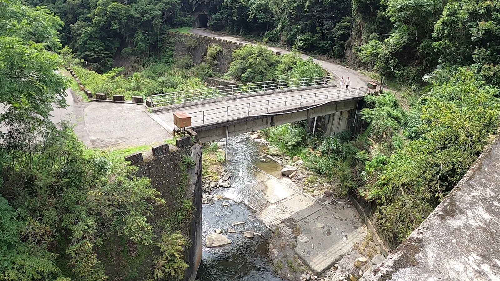 水里水橋空拍視角，遠方可見大觀鐵路古隧道入口道路